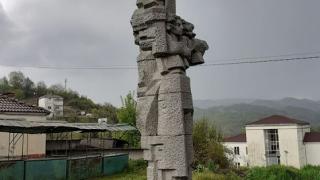Поличба: Мълния удари светиня в село Жълтуша, местните се готвят най-лошото 
