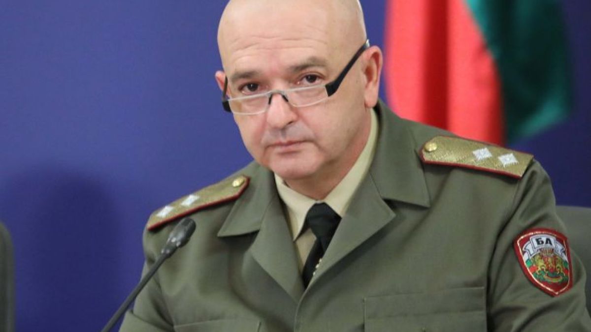 Ген. Мутафчийски се ваксинира първи във ВМА 