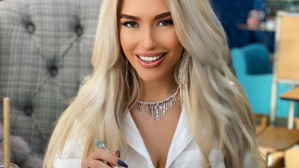 Тита пак си показа гърдите, но този път си го намери... СНИМКА 18+