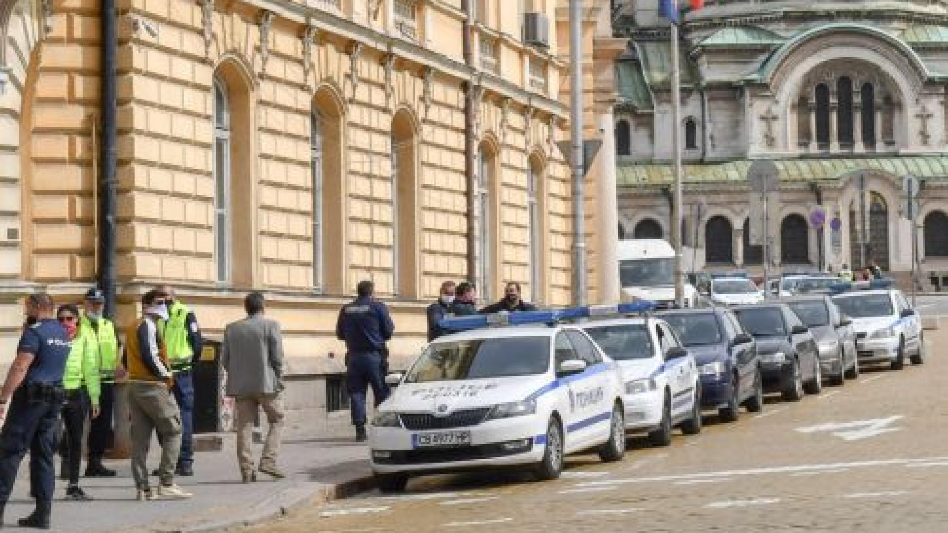 Центърът на София почерня от полиция СНИМКИ