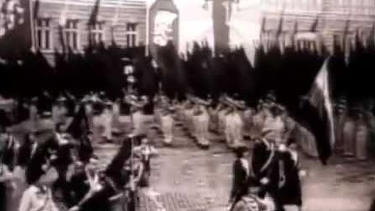 Уникално ВИДЕО: Манифестацията под чернобилския дъжд в София на 1 май 1986