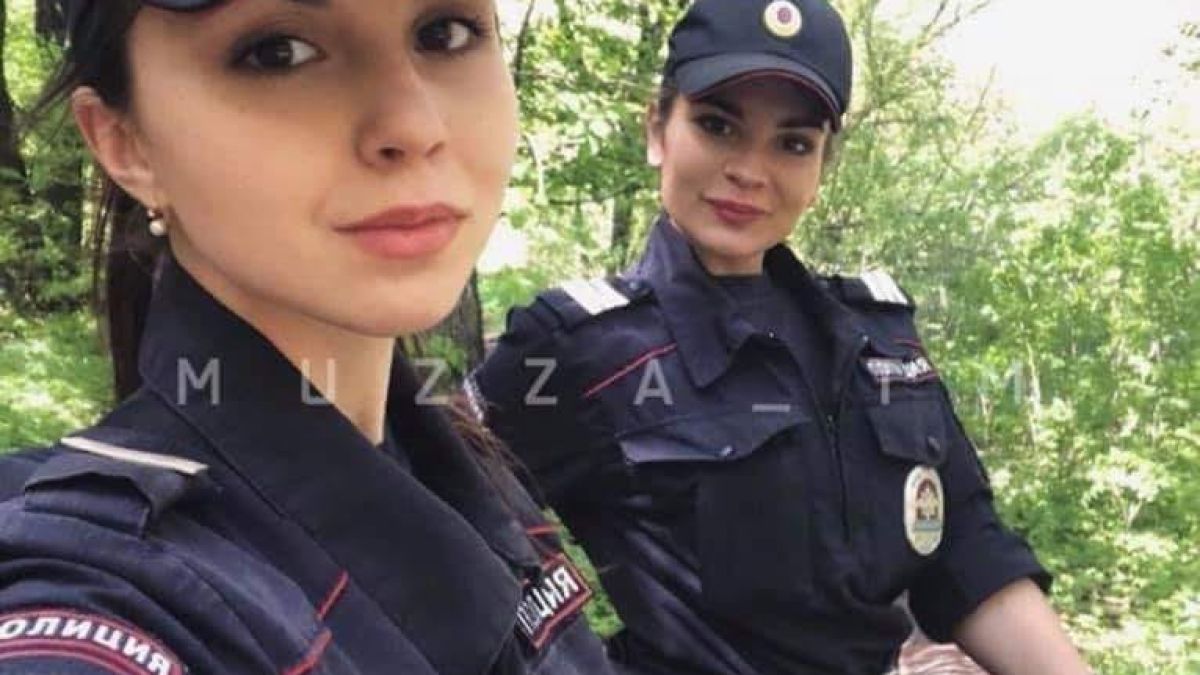 Секси полицайки на коне взривиха мрежата ... СНИМКА