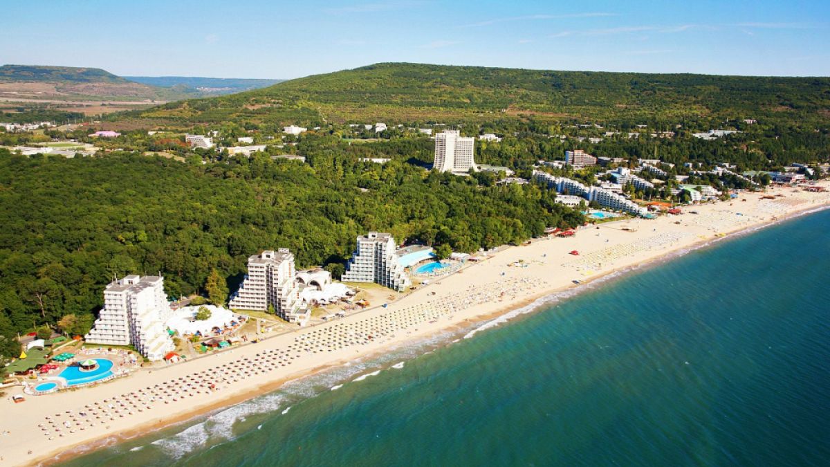 "Албена" ще мери два пъти температурата на почиващите, а болните ще се вкарват в... 