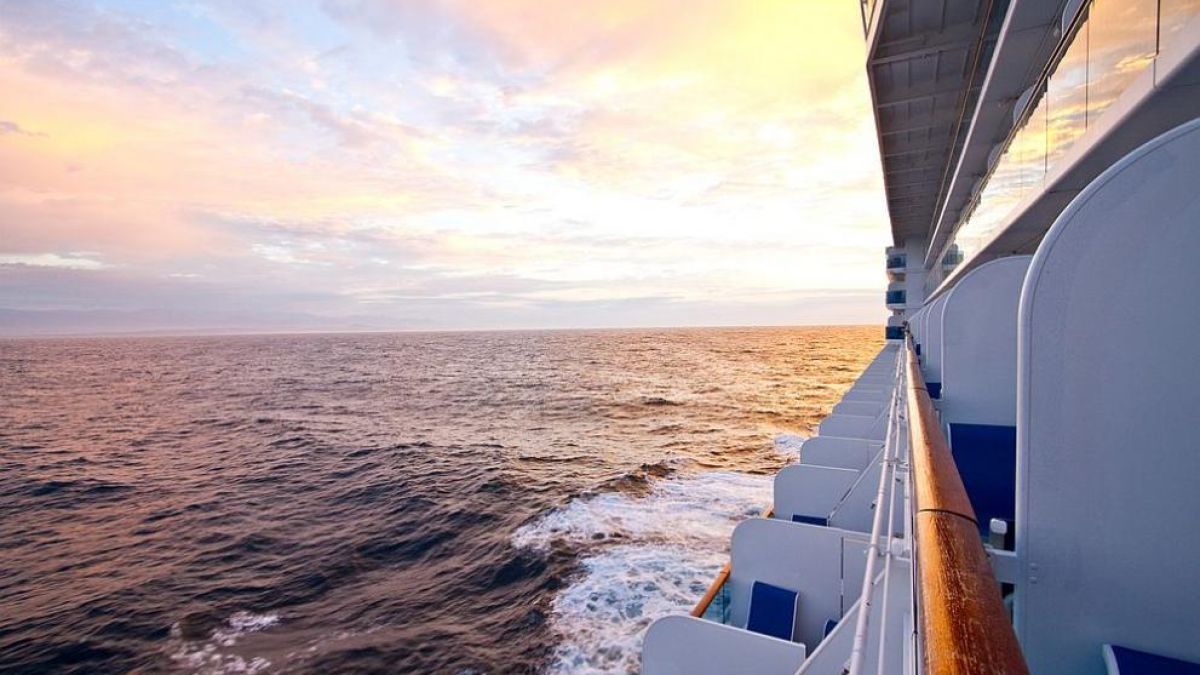 Положителен тест за COVID-19 сложи под карантина 3000 моряци на круизен кораб