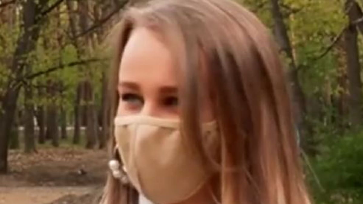 Моника дари абитуриентската си рокля, а броени дни по-късно я откри в...