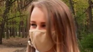 Моника дари абитуриентската си рокля, а броени дни по-късно я откри в...