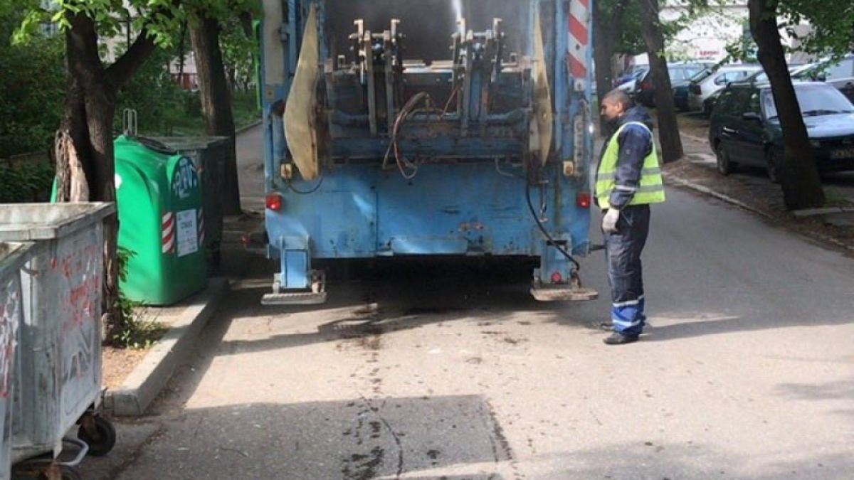Без спирка: Продължават да дезинфекцират София