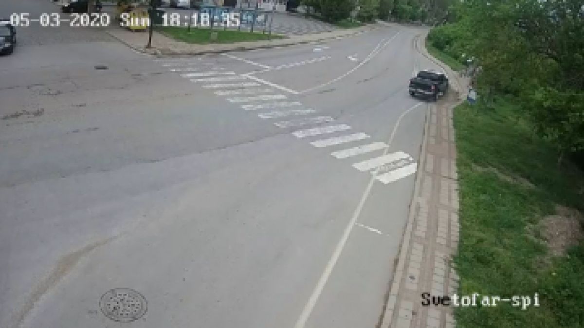 Шофьор се напи жестоко и взе на таран с пикапа си спирка в Бяла ВИДЕО