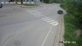 Шофьор се напи жестоко и взе на таран с пикапа си спирка в Бяла ВИДЕО