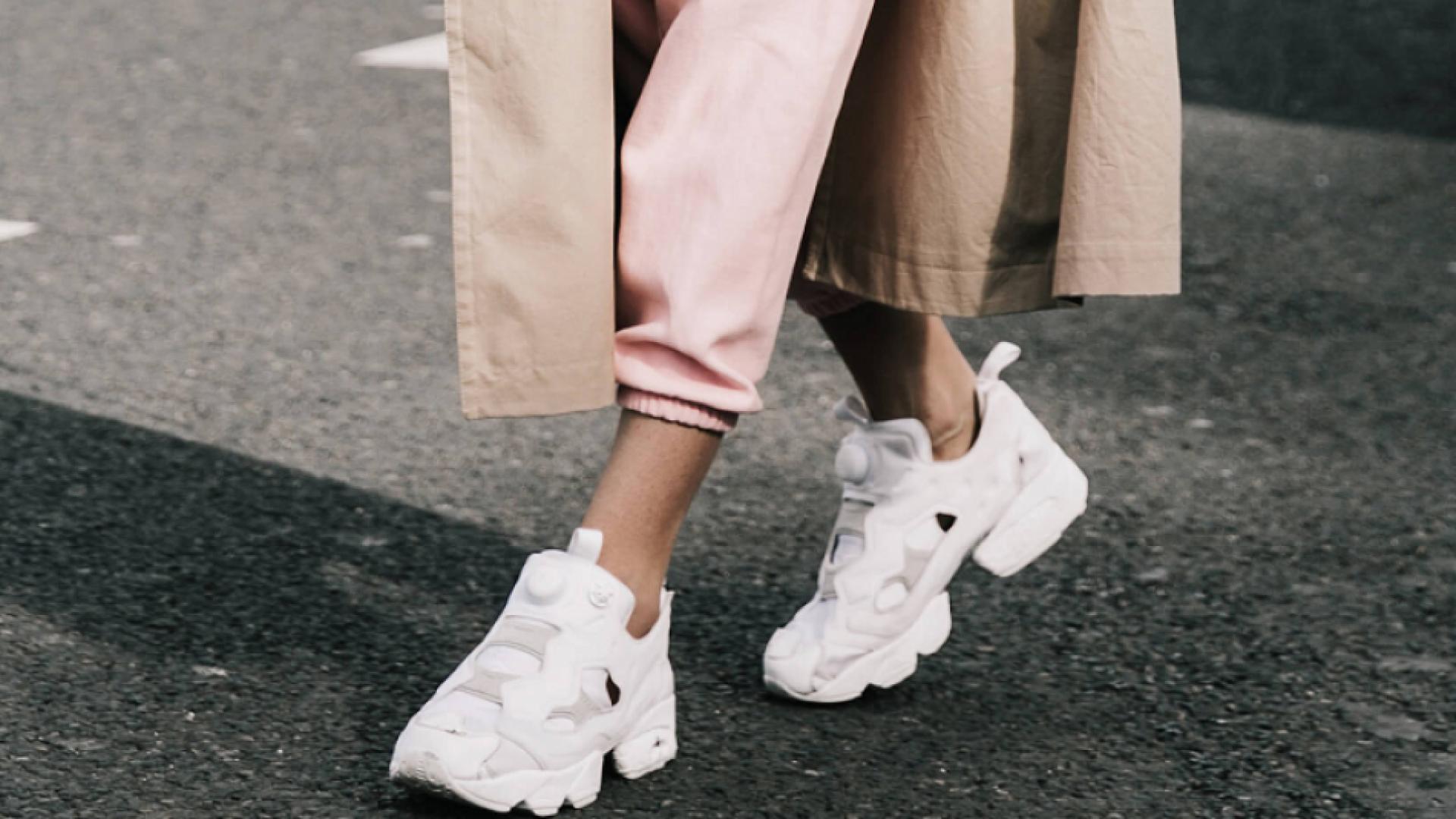 Ето как да носите любимите си бели маратонки и да изглеждате стилно 