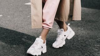 Ето как да носите любимите си бели маратонки и да изглеждате стилно 