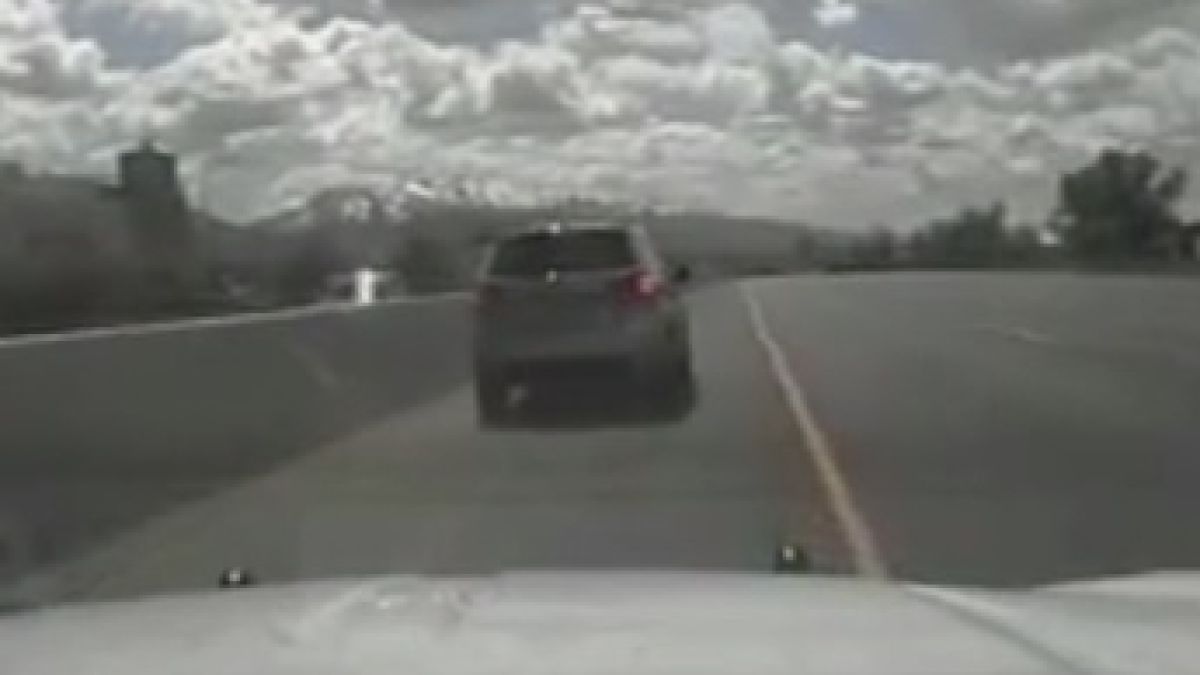 5-г. момче открадна кола от родителите си и покара из града ВИДЕО