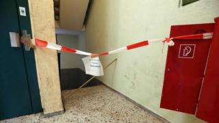 Осем години съседи живеят с трупа на мъж и кучето му 