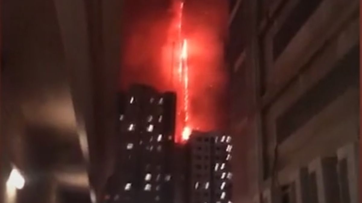 Огромен небостъргач гори в момента ВИДЕО