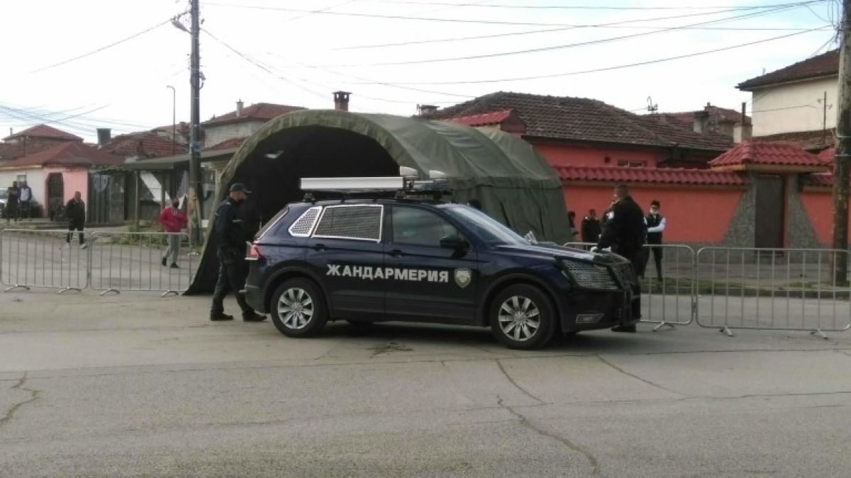 Луд купон се вихри в блокирания цигански квартал на Ямбол СНИМКИ