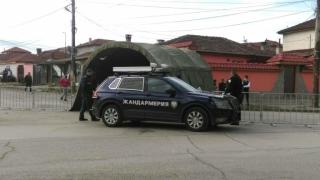 Луд купон се вихри в блокирания цигански квартал на Ямбол СНИМКИ