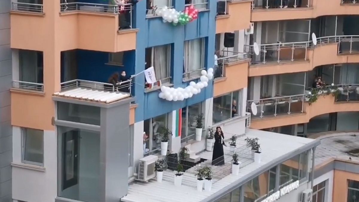 "Едерлези" от тераса навръх Гергьовден стана хит в мрежата ВИДЕО