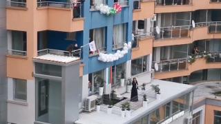 "Едерлези" от тераса навръх Гергьовден стана хит в мрежата ВИДЕО
