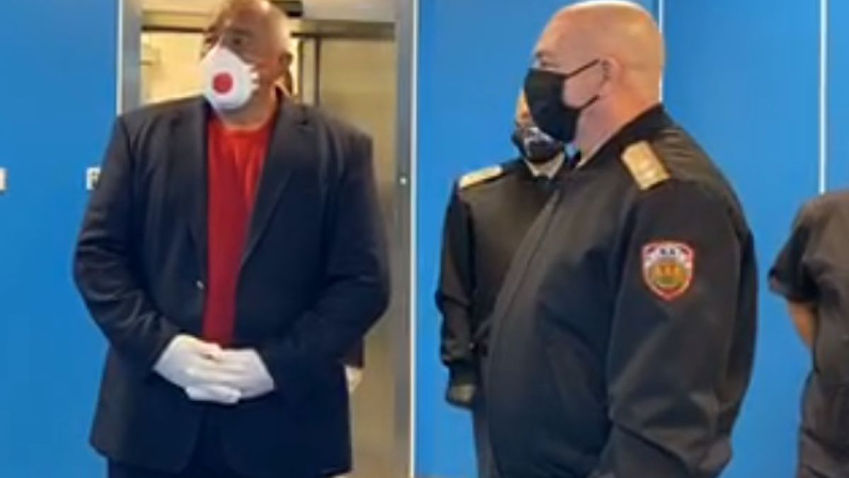 Борисов във ВМА: Как сте, лъвове? Стените тук са сребърни и убиват вируса ВИДЕО