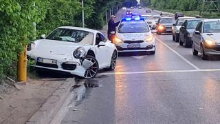 30-годишен с Порше опита да избяга от полицията в София и блъсна патрулката