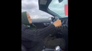 Зрелище: 90-г пенсионерка прави ефектен дрифт с Ford Mustang ВИДЕО