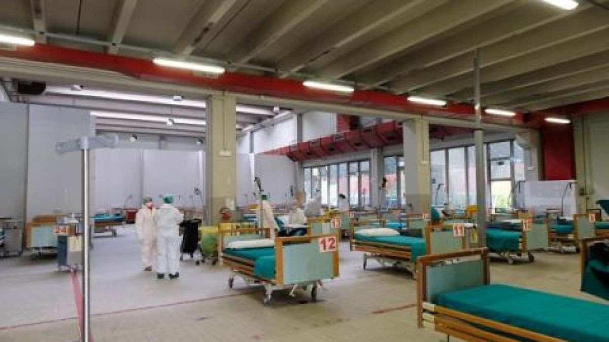 Чешките медици на първа линия ще получат по 4 800 долара месечно
