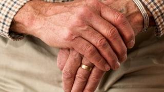 Няма край! Цигани пребиха жестоко дядо заради 80 лева 