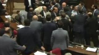 Депутати се сбиха след призив към опозицията обидите да спрат ВИДЕО