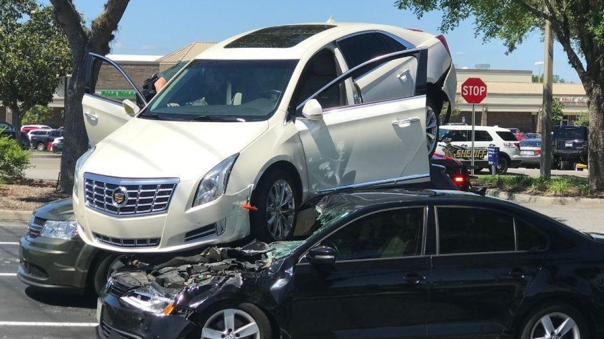 Шокиращ инцидент с Cadillac и още две коли ВИДЕО