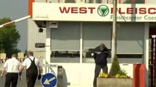 Извънредни новини за българските гурбетчии от огнището на К-19 в германска кланица
