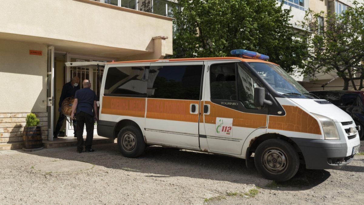 Цял блок в София живя с разлагащ се труп на мъж седмици наред СНИМКИ 18+