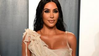 Ким Кардашиян позира топлес и нагорещи мрежата СНИМКА 18+