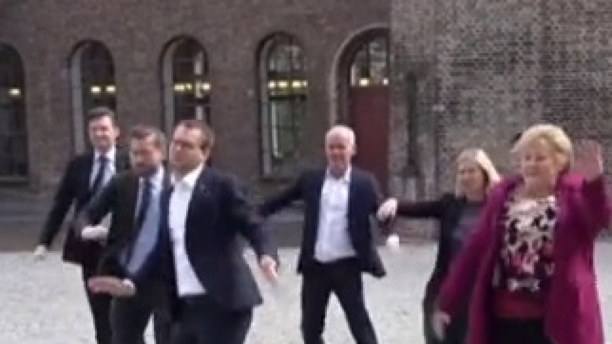Министри танцуват групово под знака на социална дистанция ВИДЕО