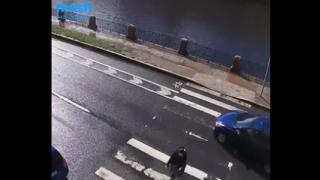 Вежлив шофьор беше брутално наказан от съдбата след като пропусна пешеходка ВИДЕО
