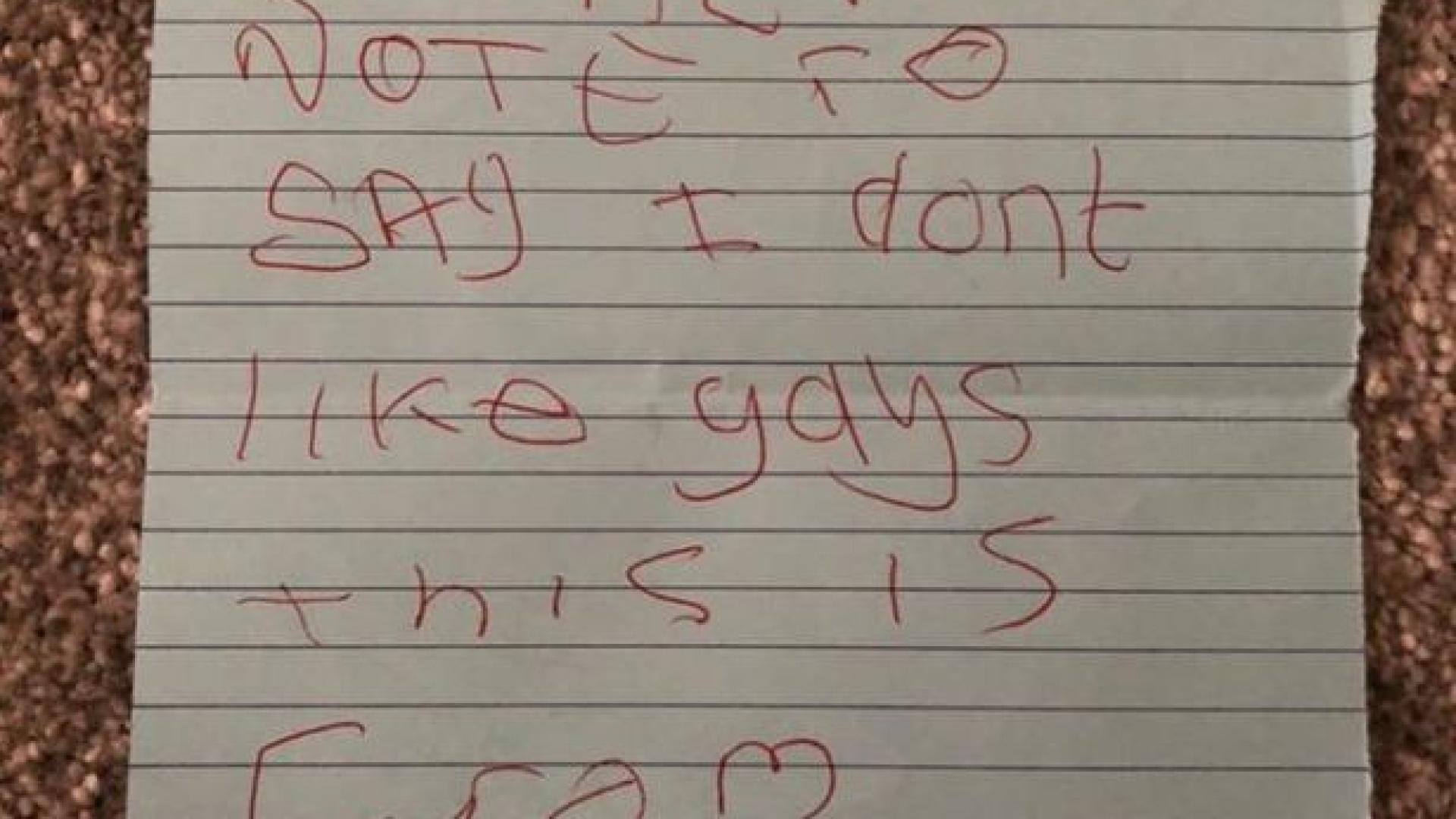 Лесбийки онемяха след писма, в които с детски почерк е написано ... СНИМКИ