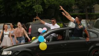 Абитуриенти вдигнаха на глава София напук на коронавируса СНИМКИ