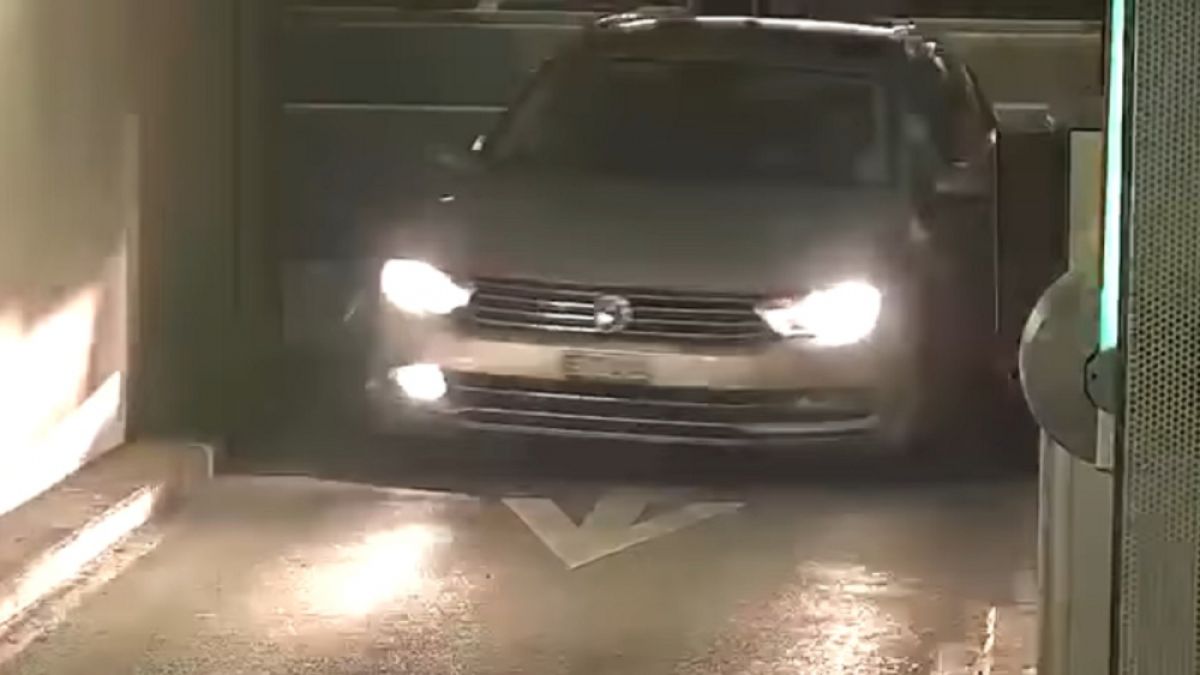 Шофьор унищожи новата си кола в безобидна ситуация