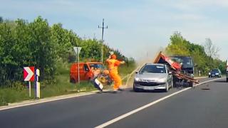 Късметлия се промъкна между летящи към него циркуляр и кола ВИДЕО 
