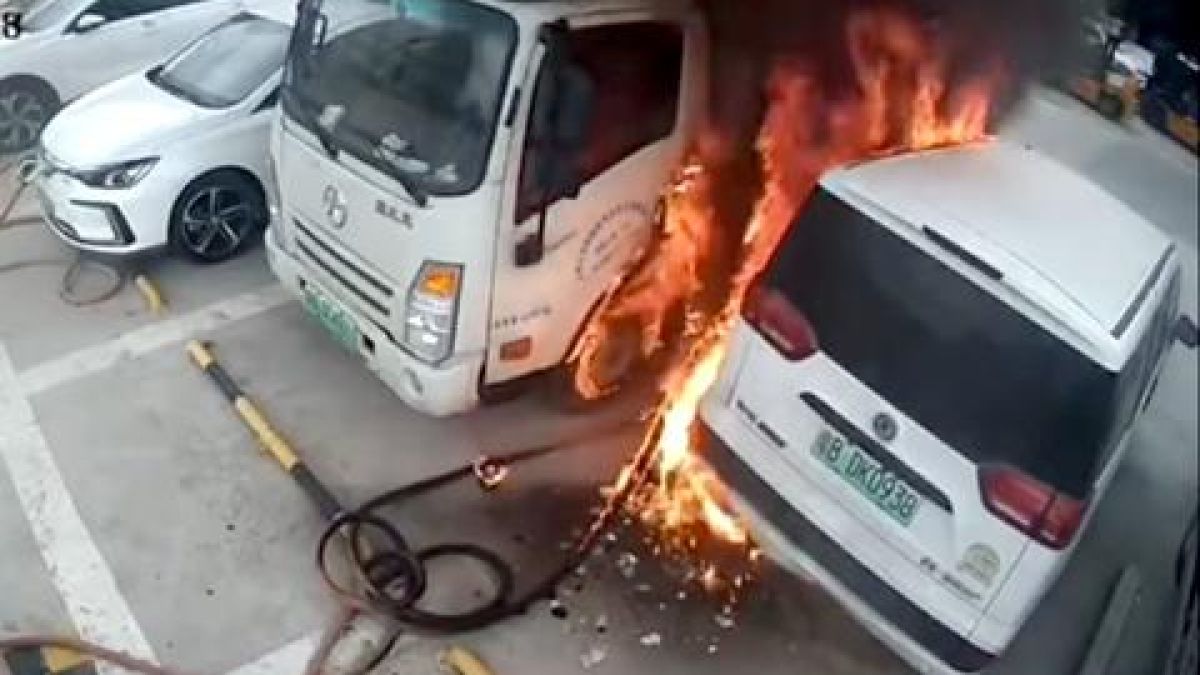 Зарядното на електромобил гръмна и предизвика голям пожар ВИДЕО