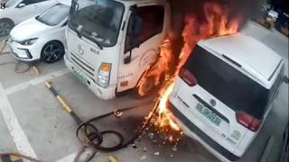 Зарядното на електромобил гръмна и предизвика голям пожар ВИДЕО