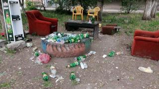 Свинщина: В 21-и век така изглежда градинка в "Люлин" напук на COVID-19 СНИМКА