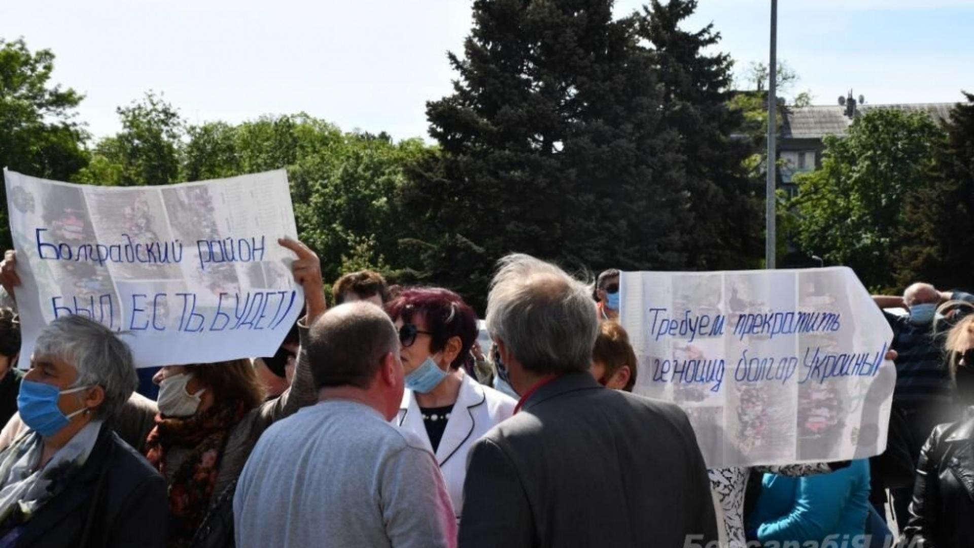 Захариева спешно брани българското малцинство в Украйна