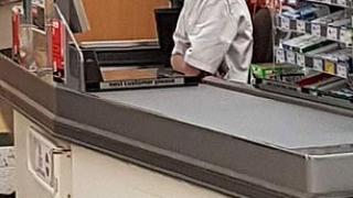 Палава касиерка се зарина с пари заради тези СНИМКИ 18+