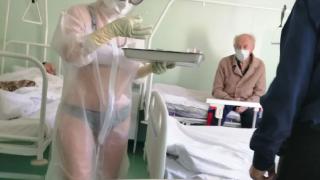 Наказаха медсестра, помагала на пациенти с К-19 по прозрачен костюм и бикини СНИМКА 18+