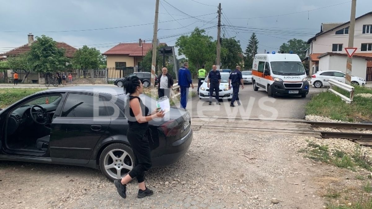 Влак помля „Ауди“ край Враца, хвърчат линейки и полиция СНИМКИ 