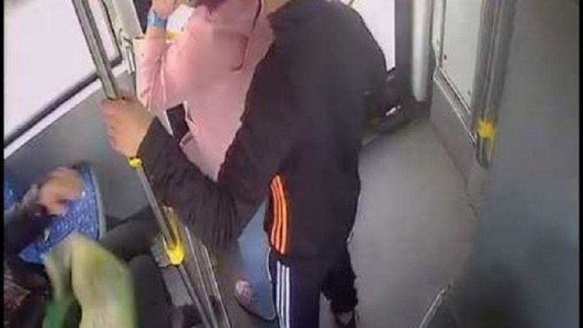 Писъци раздраха "Люлин"! Изрод издебна в тролея девойка и в гръб я...