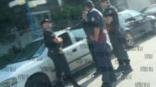 Ченгета щурмуват дома на наркобарон в Санданско