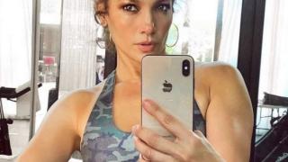 Страховито! Джей Ло качи СНИМКА на корема си, а отзад се появи...