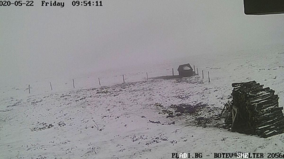 Зимата се върна у нас, сняг заваля на... СНИМКИ