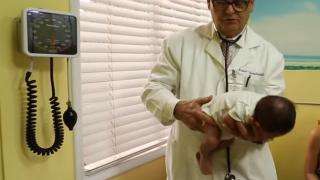 Цял свят гледа ВИДЕО как бебе спря да се къса от плач в ръцете на педиатър СНИМКИ